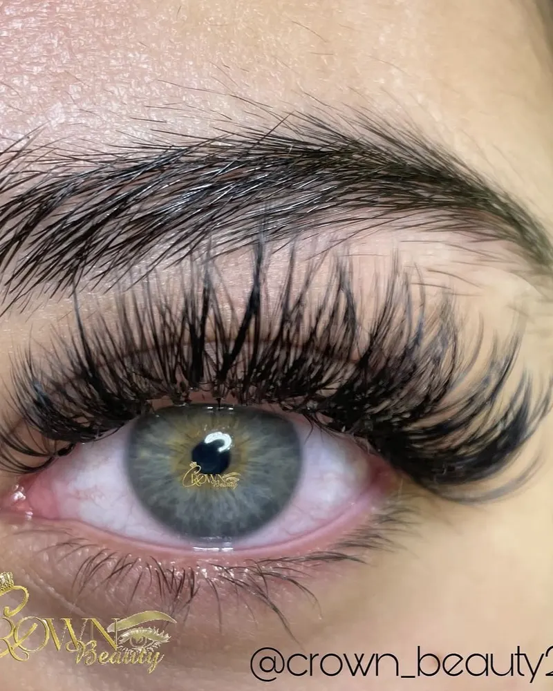 Mega volume lashes on blue eyes
