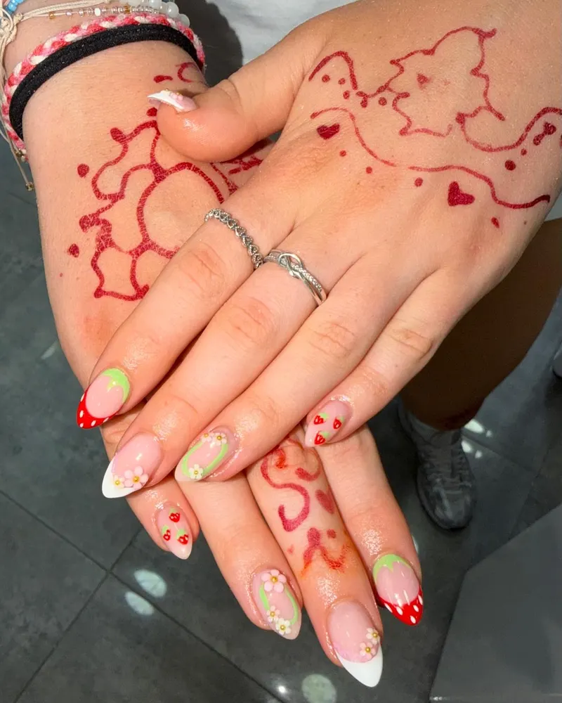 Strawberry French tips with flowers